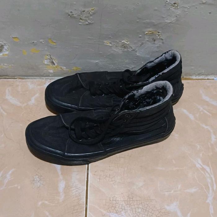 vans sk8 hi hitam ukuran 40.5 Shoes Pria preloved