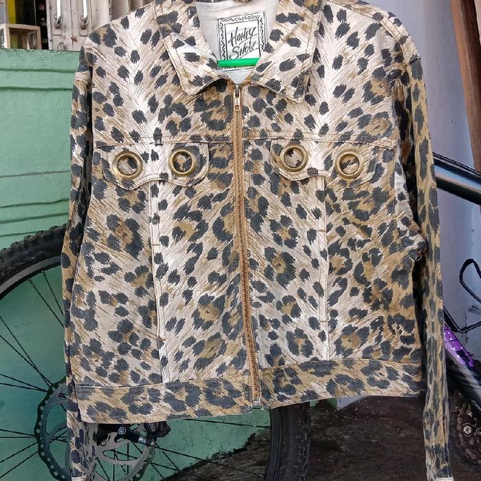 Jaket Macan Tutul dengan Desain Panthera dan Kancing Besi