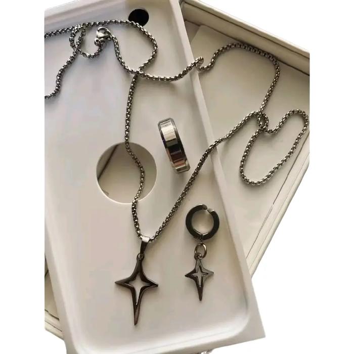 KALUNG SET PRIA PLUS ANTING JEPIT PRIA LIONTIN BINTANG BONUS CINCIN PUTIH STAINLESS STEEL Titanium R