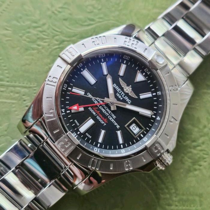 Breitling avenger II GMT box only second like new