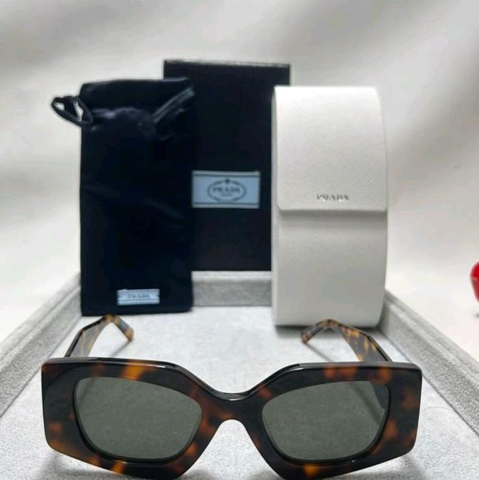 Prada Kacamata Hitam Wanita Model Tortoise Frame dengan Tas Hitam dan Box Putih