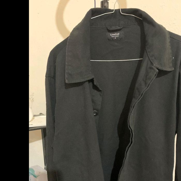 Jaket Livehaf Hitam dengan Desain Klasik dan Nyaman untuk Penggunaan Sehari-hari