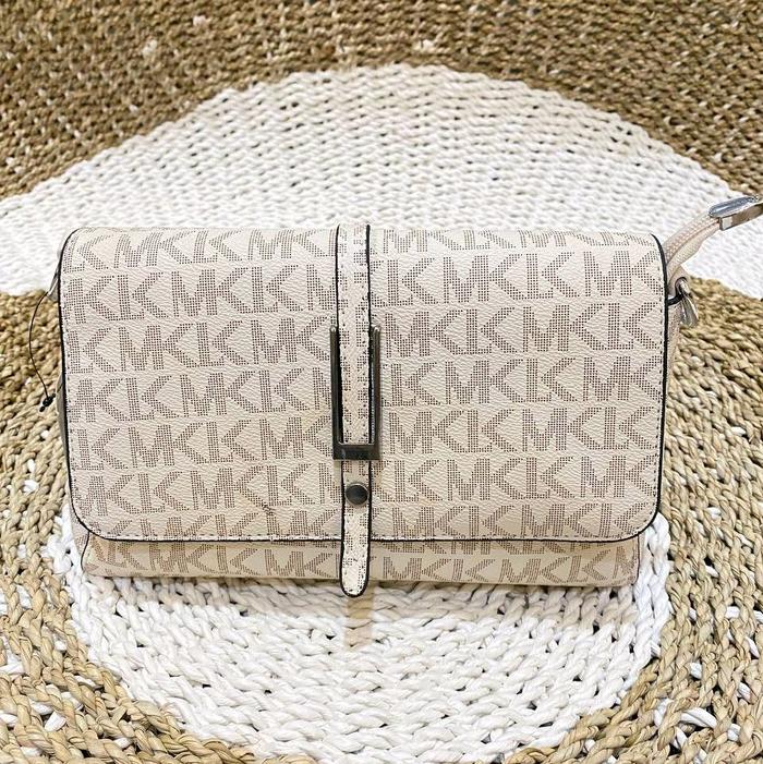 1000301211// Mk 1601 White Flap Bag