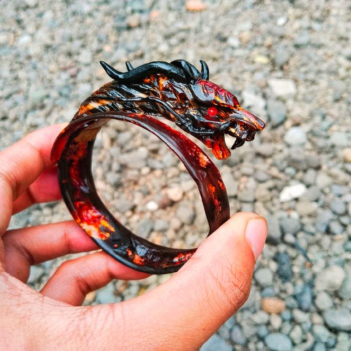 Gelang Akar Bahar Merah Ukir Kepala Naga Ganas Tembus Cahaya