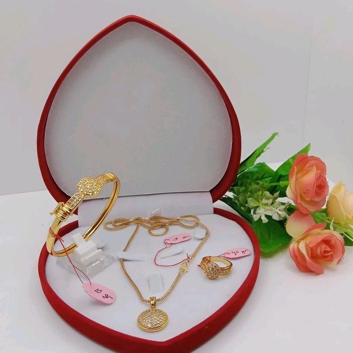 Set Perhiasan Wanita Emas Muda Model Liontin Bulat full permata 9.0 gram, Gelang Bangle 10 gram Dan 