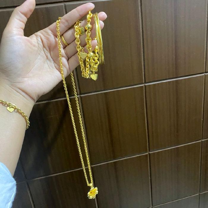 emas ASLI 24karat kadar 999.9 emas dengan kadar tinggi dan apabila dijual ikut harga saat itu .