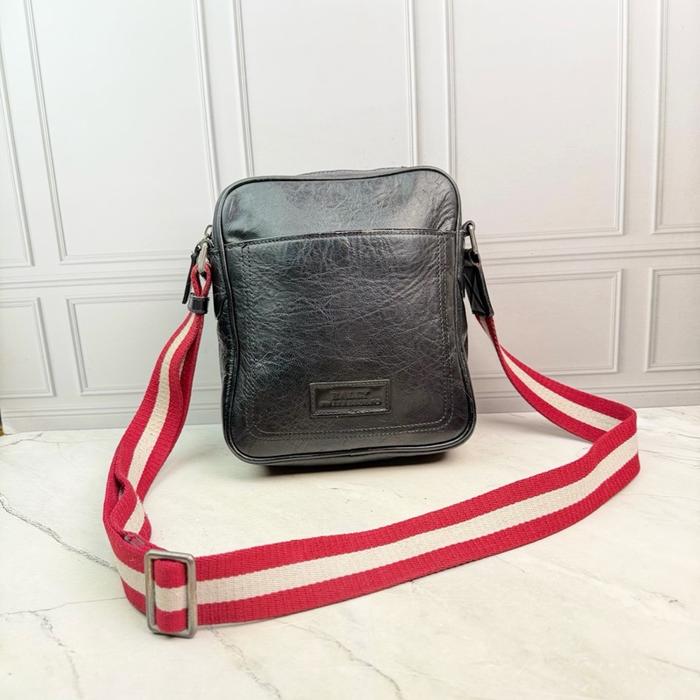 Bally Switzerland Slingbag Pria Preloved dengan Tali Merah Putih dan Desain Elegan