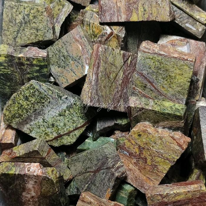 bongkahan badar besi hijau urat merah ( langka ) / batu badar besi hijau / bahan batu badar besi