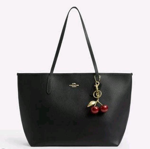 Coach Tas Tangan Wanita Hitam dengan Gantungan Ceri Merah dan Logo Coach Elegan dan Trendy