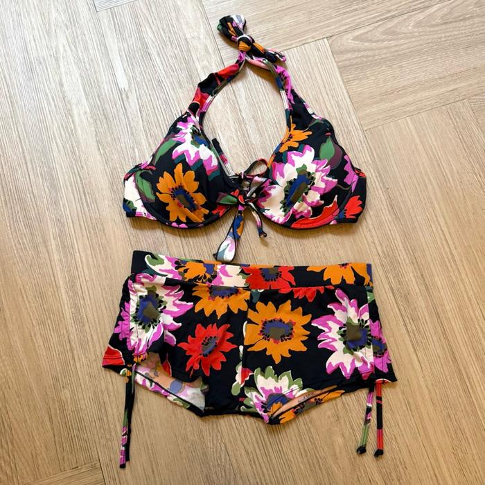 PRELOVED One Set Black Floral Print Bikini Beach Wear Setelan Wanita