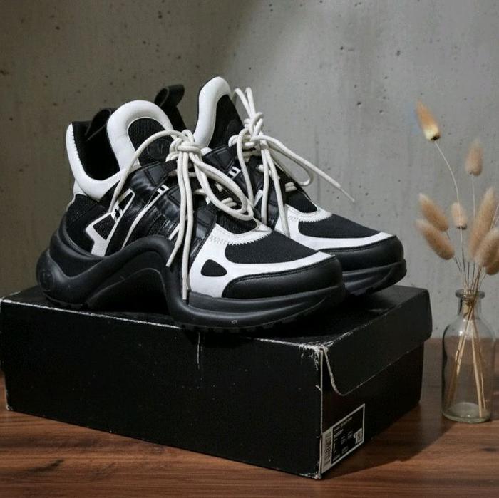 Sepatu Casual Wanita Archlight Sneaker Black - White Mesh / Warna Hitam Putih