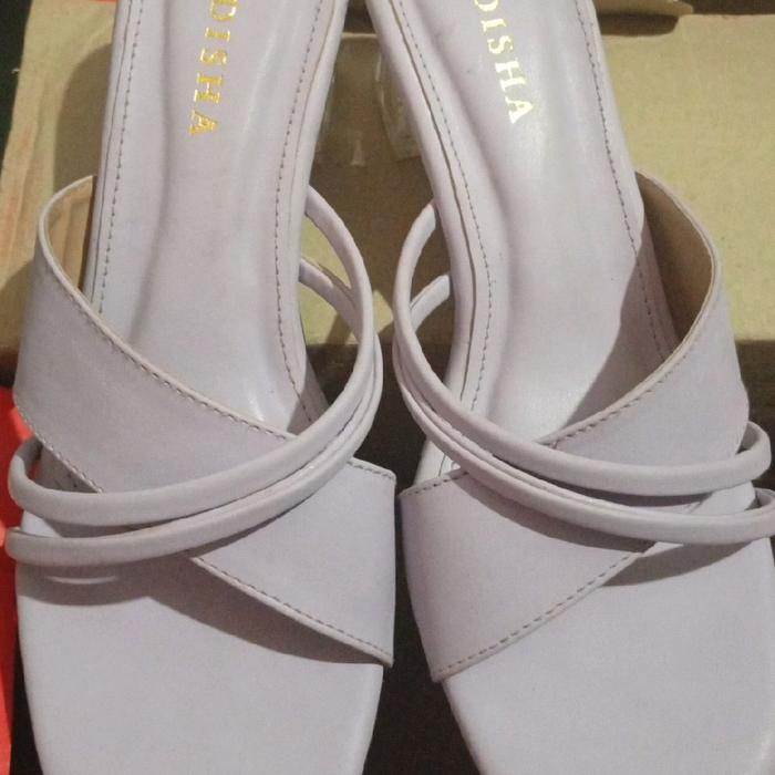 Vadisha High Heels Putih dengan Tali Silang Elegan untuk Tampilan Mewah