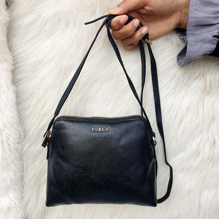 Tas Furla Sling Bag Selempang Hitam Kulit Asli