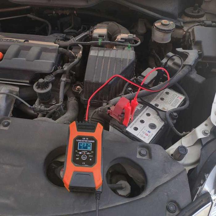 Foxsur Charger Aki Mobil Motor 105 W 12 V 7 A 120 Ah with LCD - FBC1207 casan aki accu cas Voltase I