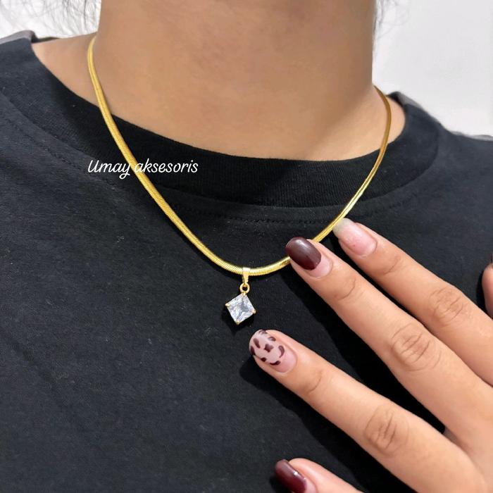 Kalung Belut Pipih Liontin Gold Mata Putih Segitiga Kalung Pipih Seperti Emas Mewah Elegant Berlian 