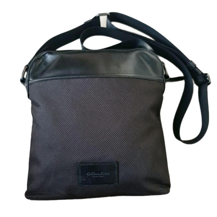 115. Coach Tas Sling Hand Bag Pria Preloved Leather Kulit Asli Hitam 24cm x 4cm x 27cm Tas Selempang
