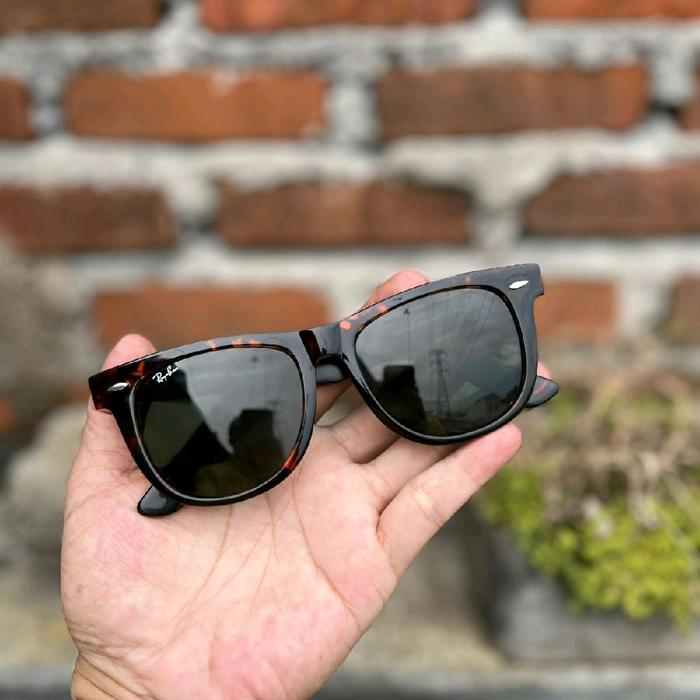 Ray-Ban Kacamata Hitam Wayfarer dengan Frame Hitam dan Lensa Hitam untuk Gaya Anda