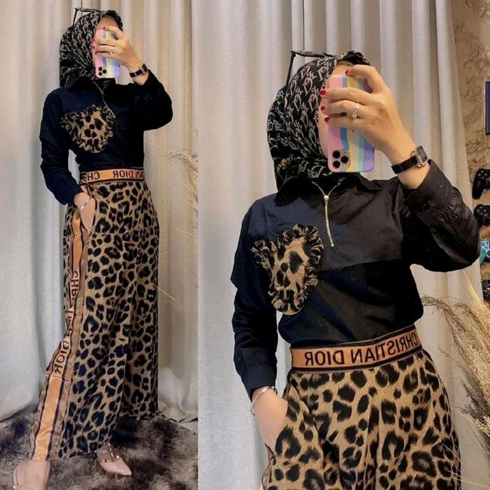 Christian Dior Baju Wanita dengan Desain Leopard dan Logo Dior di Pinggang