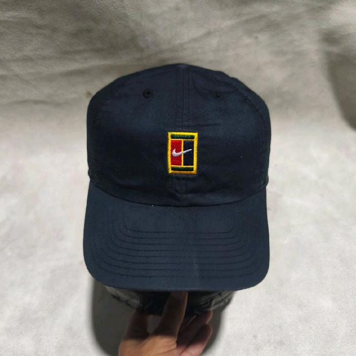 Topi olahraga tennis Nike court hitam bekas