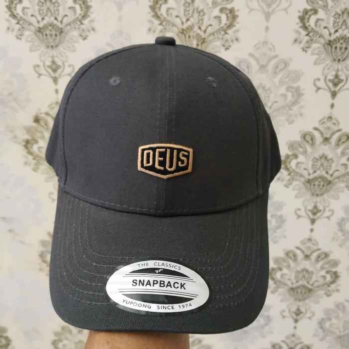 Deus Topi Snapback The Classics Yupoong Since 1974 Abu abu dengan Logo Deus