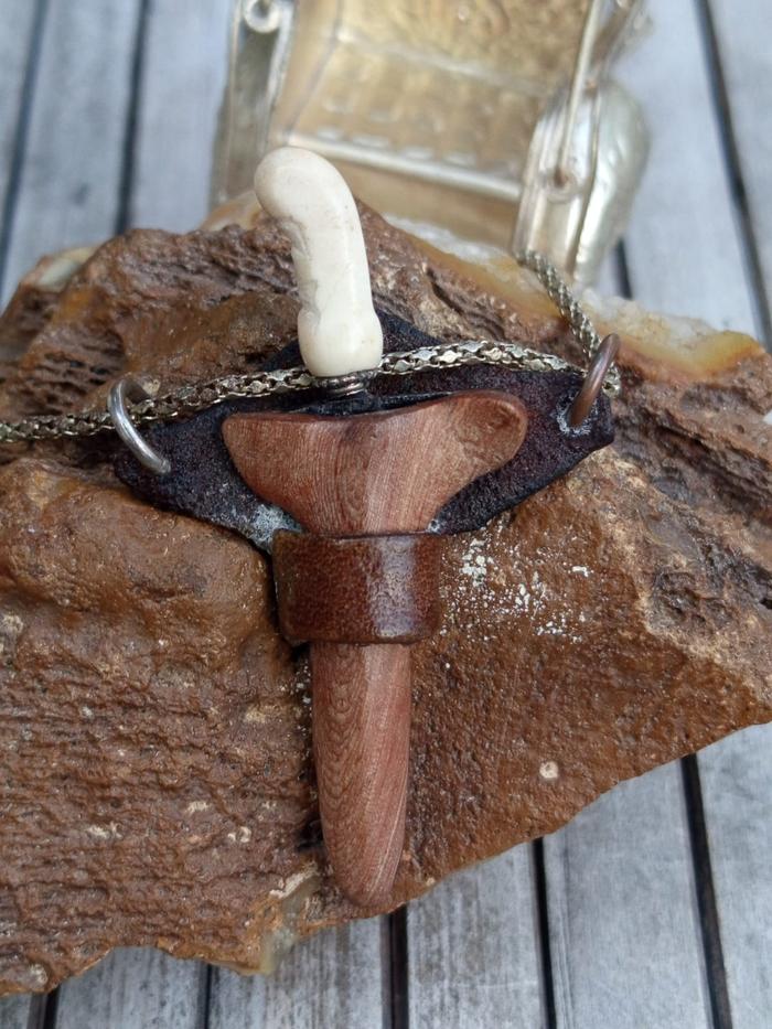 Liontin Keris Kebo Kantong Rangka Kayu Stigi Plus Kalung