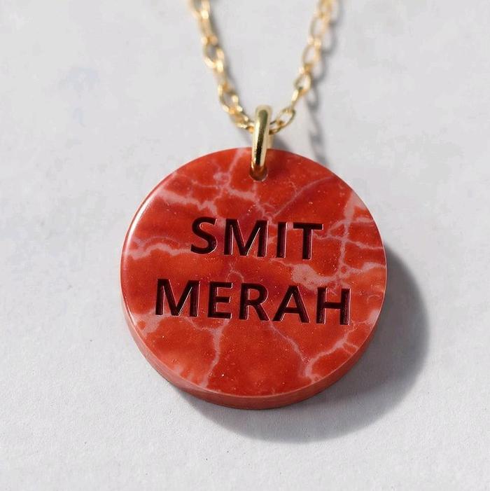 Kalung Liotin Tulisan Smit Merah Desain Elegan Kualitas Tinggi Material Tahan Lama Aksesori Serbagun