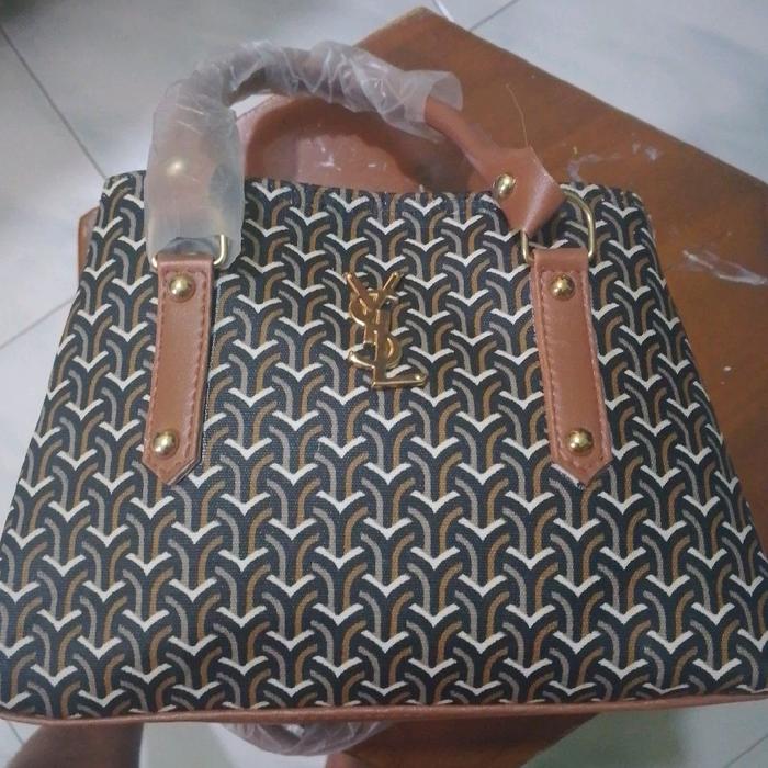 Tas Mamak Mamak Pesta dengan Desain Khusus dan Aksesori Gold Emblem