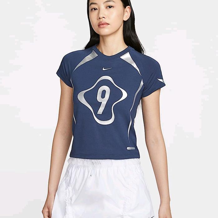 II1950 410 Womens Nike Sportswear Chill Knit Graphic Tee