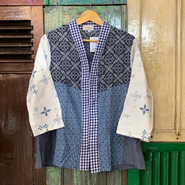 Batik Luwes Putera - Blus Putih Lengan