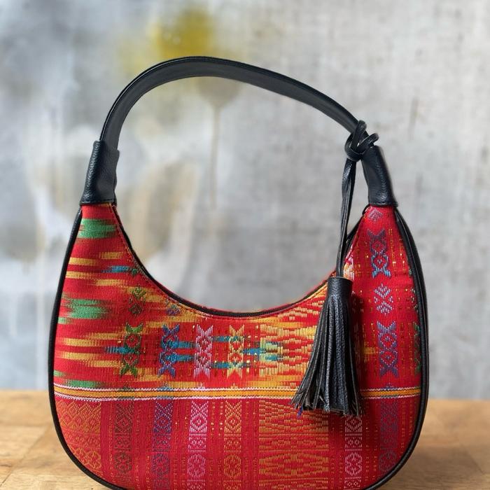 Tas Kombinasi Uis Nipes Karo dengan Desain Etnik dan Tassel Hitam untuk Gaya Anda