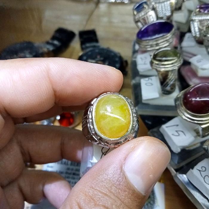 natural batu yakut kuning
