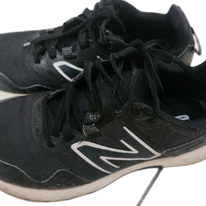 sepatu new balance ukuran 39 preloved. unisex bisa buat wanita dan anak anak