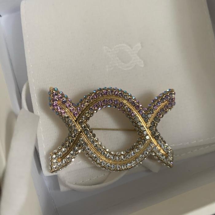 Stella Alice Brooch Monogram Klamby Identity Brooch [Kumpulan Bros Wearing Klamby]