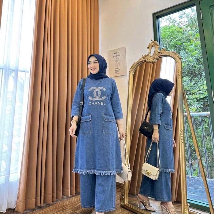 Chanel Baju Denim Wanita dengan Logo Chanel dan Kantong Depan