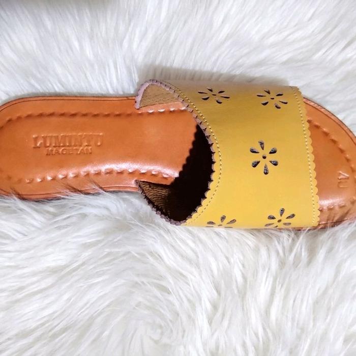sandal kulit teplek kembang plong