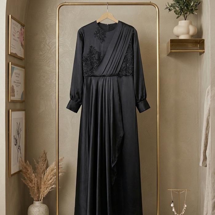 Gamis hitam kombinasi brukat dan draper satin bagian pinggang dan dada