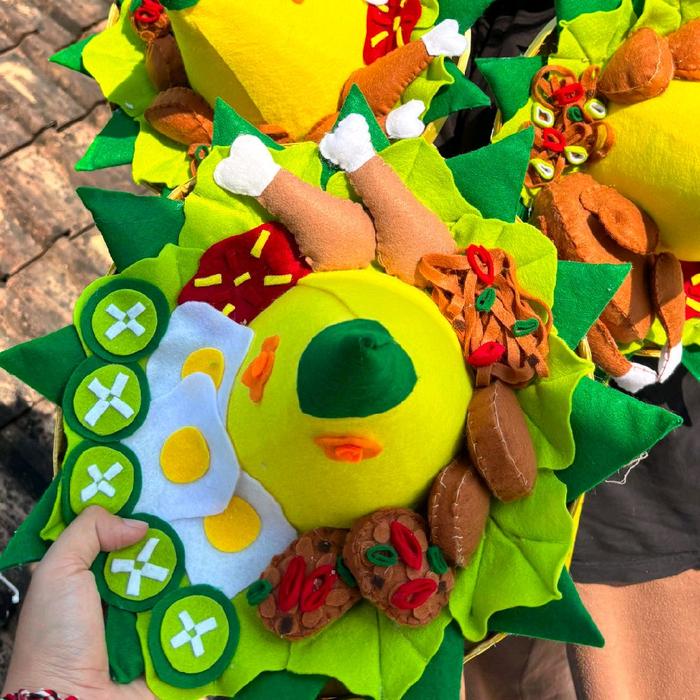 topi tumpeng nasi kuning dari kain flanel || topi karnaval || topi tumpeng paha ayam dari kain flane