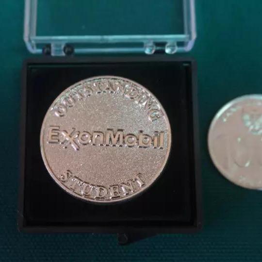 Pin import Penghargaan Exxon Mobil Outstanding Student