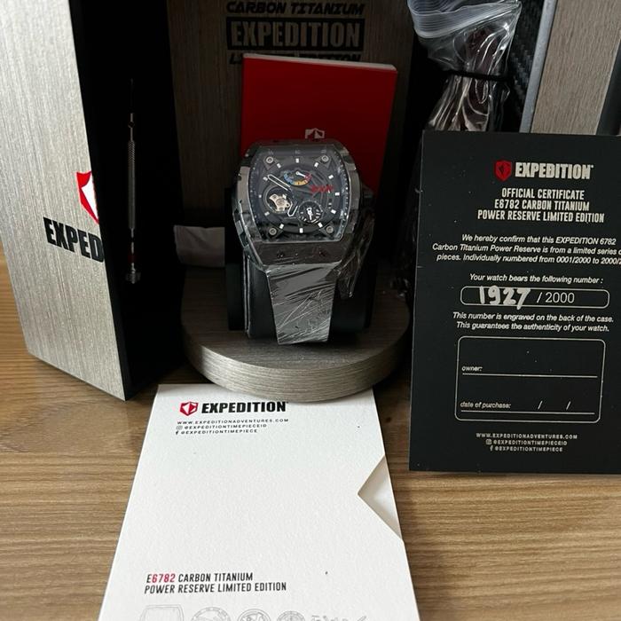 Expedition E6782 Carbon Titanium Edition 1927 / 2000 Jam Tangan Terbatas dengan Nomor Unik 1927 dari