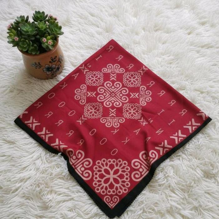 Qyoora Hijab Basic Series Motif Warna Merah Maroon