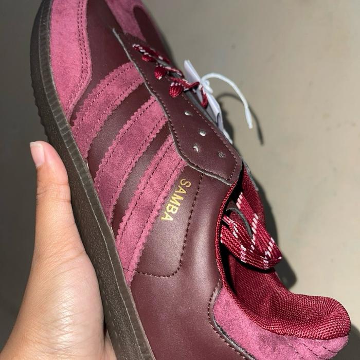 Adidas Samba Sepatu Kasual Pria Wanita Merah Maroon dengan Tali Putih dan Desain Stripes Klasik +tal