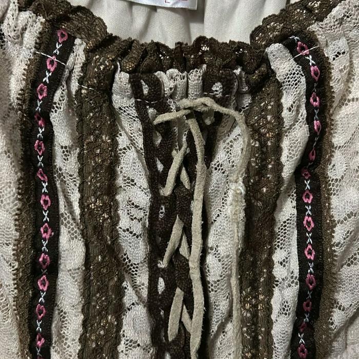 Nominal 10.000 Brukat Blouse Cantik dengan Detail Bordir dan Lace Elegan