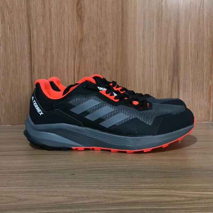 Sepatu Trail Running/Casual Adidas Terrex Trailrider Pria Warna Hitam Strip Abu Padding Orange