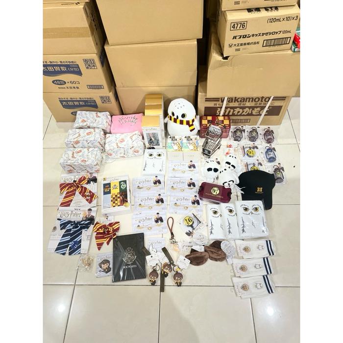 miniso harry potter gryffindor slytherin hudflepuff ravenclaw (drawing tablet, socks, clutch, tumble