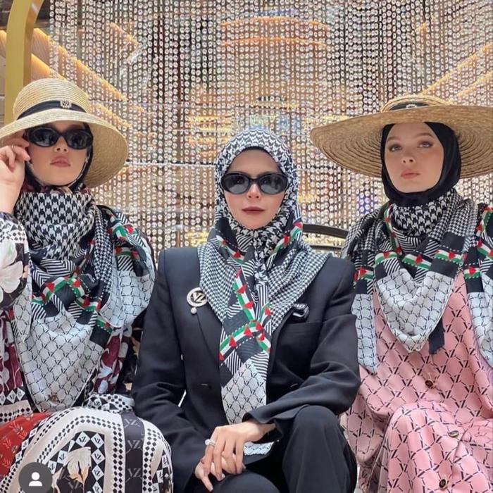 vivi zubedi motif vivizubedi semi ori with logo VZ berbahan voal premium kerudung segiempat. Semua m