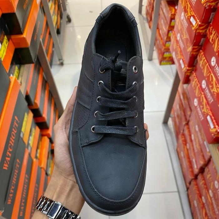 Watchout Sepatu Kulit Pria Hitam Model Trendy dan Nyaman untuk Gaya Harian Anda