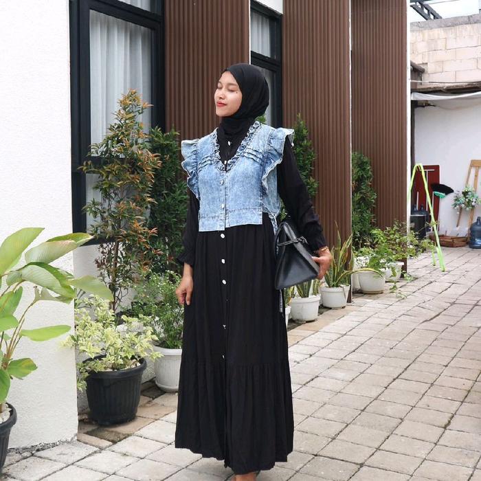 Gamis Hitam Kombinasi Levis dan Kancing Hidup Elegan untuk Tampilan Modis