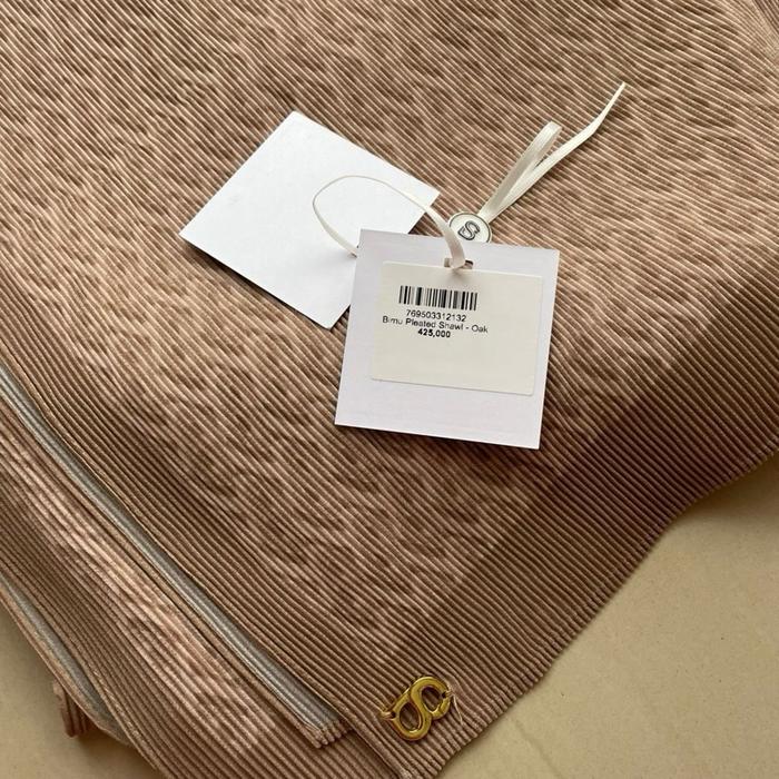 Buttonscarves bimu pleated shawl warna oak - preloved