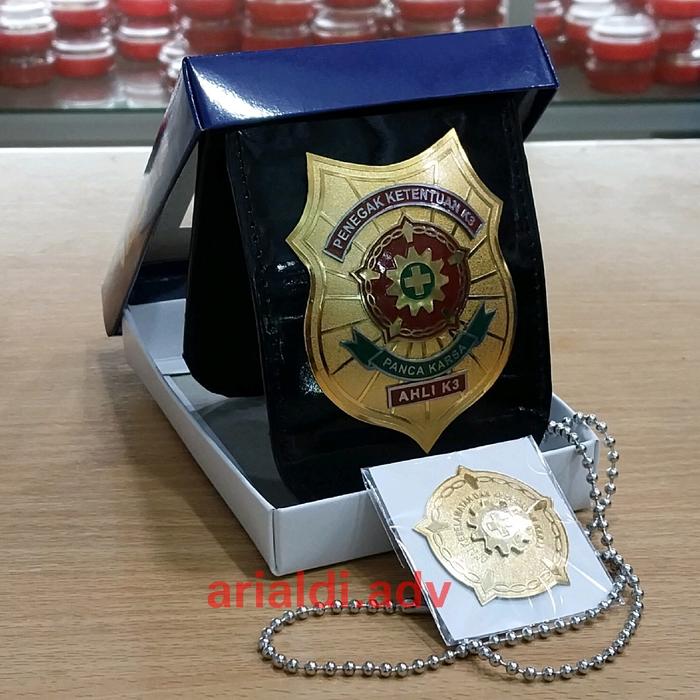 satu set dompet kalung AHLI K3 dan pin AHLI K3 kualitas premium
