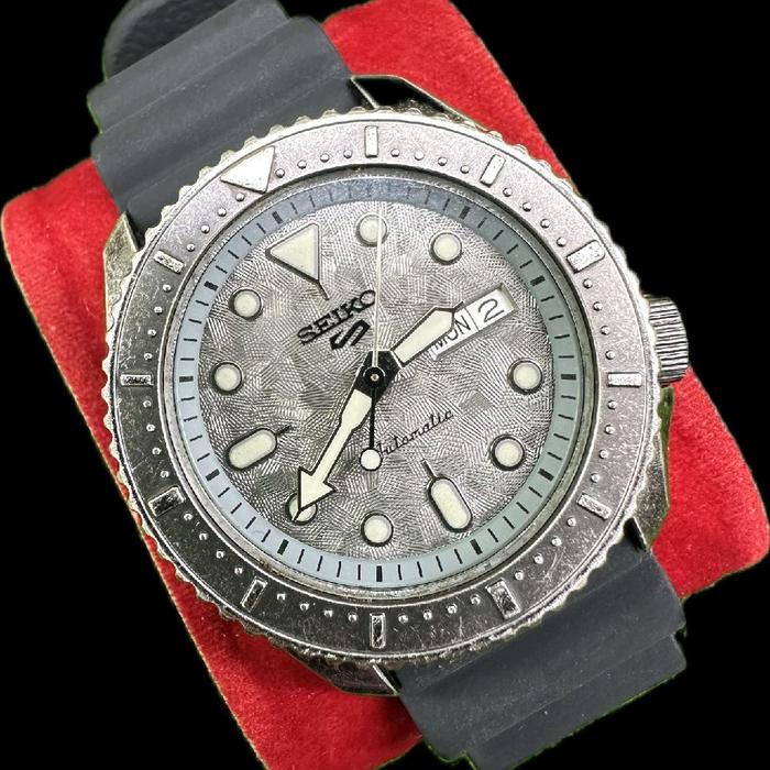 Seiko 5 Sports Grey Dial Original Jam Tangan Pria dengan Tali Karet dan Desain Tahan Air